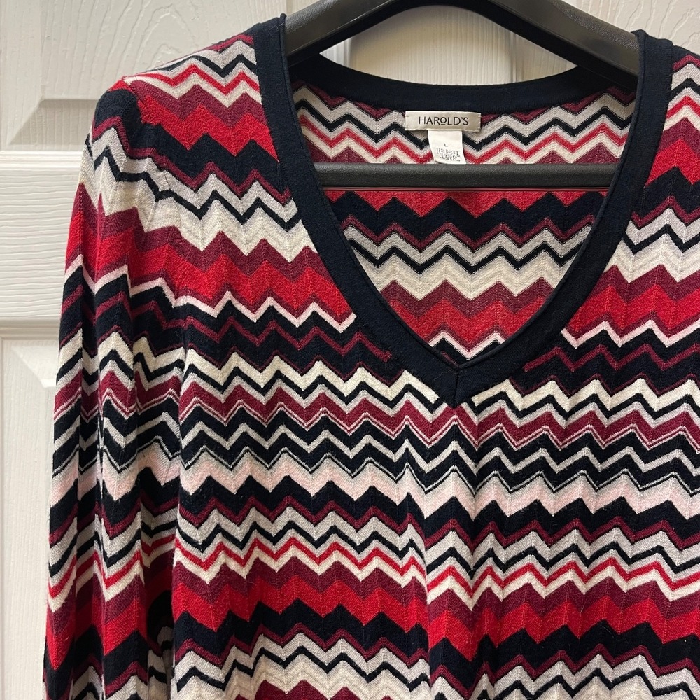 Harold's Women's Sz Large Red/Pink Chevron Striped Stretch Pullover Knit Sweater